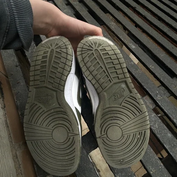 NIKE Women Dunk Low Medium Olive - Picture 3 of 9
